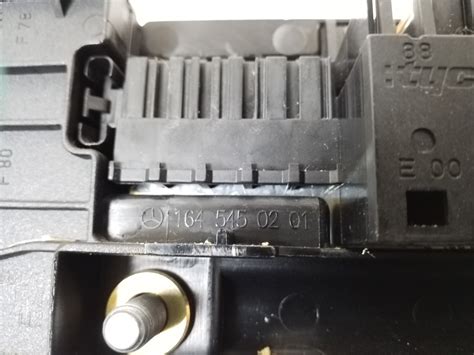 Mercedes-Benz W211 saugiklių bloko schema po prietaisų skydeliu