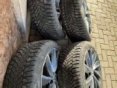 subaru automobilis su žieminėmis padangomis ant R18 ratlankių, snieguotame kelyje