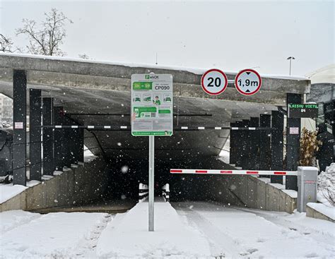 Apgadintų automobilių dalys požeminėje stovėjimo aikštelėje