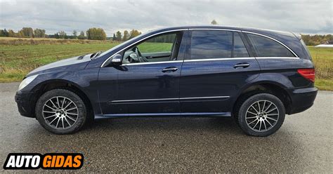 Teminė nuotrauka: Mercedes-Benz R klasė važiuojanti keliu