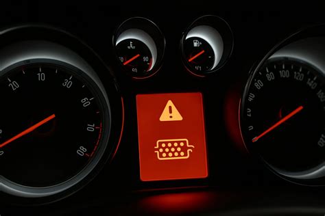 infografika: kaip tinkamai prižiūrėti motociklo spynelę ir išvengti užstrigimo