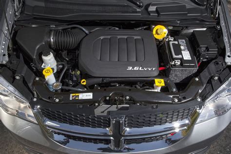 techninė schema, vaizduojanti Dodge Grand Caravan V 3.6 R/T variklio skyrių ir kėbulo matmenis