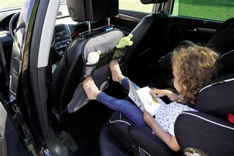 schema, rodanti ISOFIX tvirtinimo taškus tarp automobilio sėdynės atlošo ir sėdimosios dalies