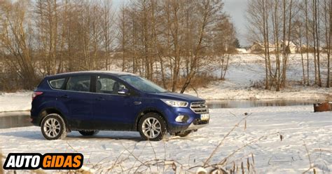 Antros kartos Ford Kuga su atidarytu variklio dangčiu