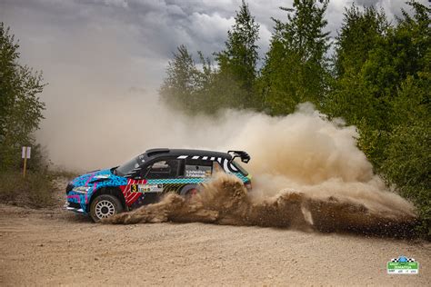 Rally lenktynių nuotrauka miško kelyje