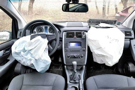 automobilio saugumo patikra, inpektorius tikrina oro pagalves