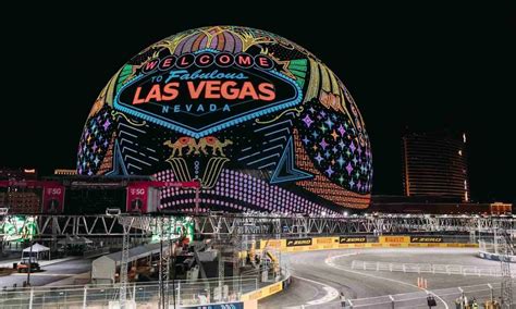Las Vegaso senamiesčio gatvė naktį su istoriniais neoniniais ženklais