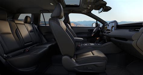 Subaru Outback interjero vaizdas su dideliais ekranais