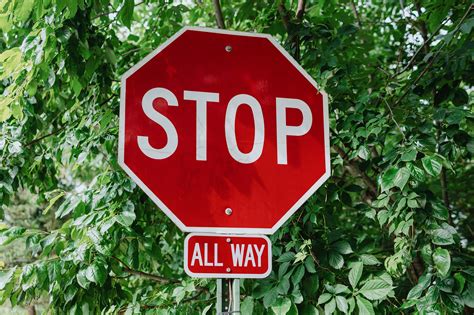 Pavyzdys JAV „Stop All Ways“ sankryžos su keturiais STOP ženklais