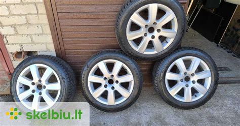 Teminis nuotrauka: įvairūs naudoti ratlankiai automobilio remontui