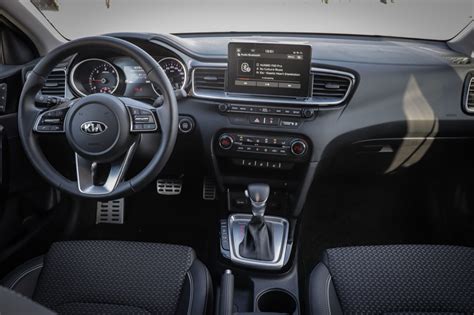 Kia Ceed interjero nuotrauka su multimedijos ekranu