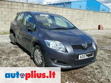 nuotrauka su Toyota D4D variklio dalimis, paruoštomis remontui