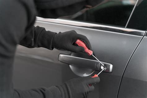 Schema, iliustruojanti skirtingas situacijas, kai gali prireikti avarinio automobilio atrakinimo (pamesti raktai, raktai automobilyje, sugedusi spyna).