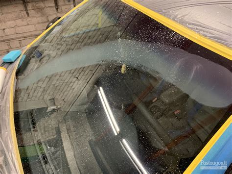 Pavyzdys: suremontuoto automobilio stiklo įskilimas
