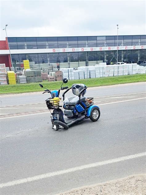 Teminė nuotrauka su motoroleriu mieste