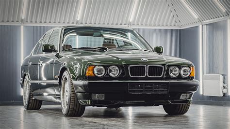 BMW E34 interjero nuotrauka su pabrėžta vairuotojo konsole