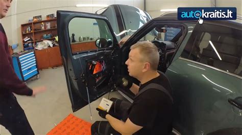Tematinė nuotrauka, iliustruojanti automobilio saloną, kuriame įrengiama garso izoliacija