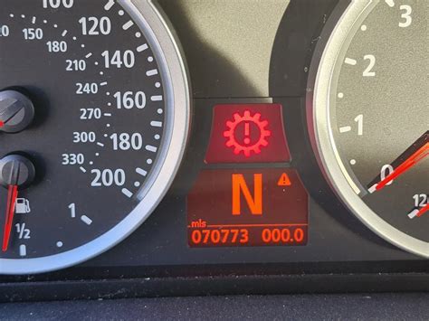 Teminis paveikslėlis: stilizuotas odometras su atsukamu skaičiumi arba ženklas „sukčiavimas automobilių rinkoje“