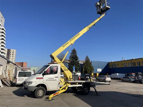 Infografika: autobokštelio kėlimo aukščio ir šoninio siekio grafikas