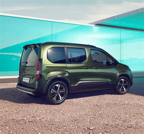 Automobilis Peugeot apvirtęs kelyje