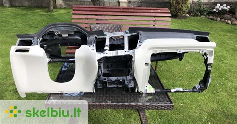 Volvo XC60 interjero nuotrauka su prietaisų skydeliu, rodančiu kuro sąnaudas