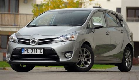 Toyota Verso (2009-2018) modelio nuotrauka su interjero pavyzdžiu