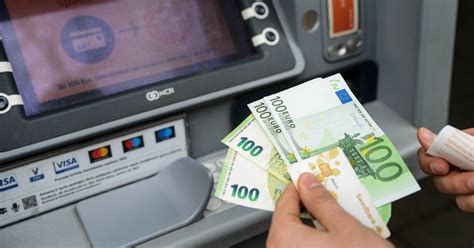Teminė nuotrauka su automobiliu ir pabrėžtais pinigais