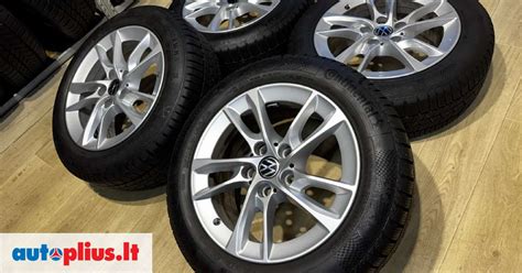 Volkswagen Touareg su žieminėmis padangomis snieguotoje aplinkoje