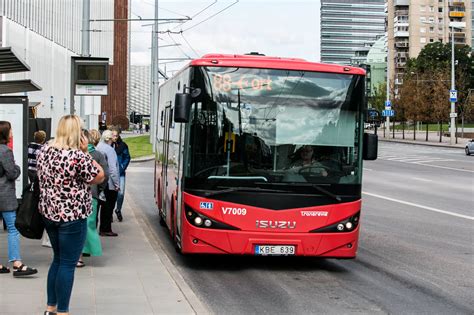 Tematinė nuotrauka: autobusas miesto gatvėje