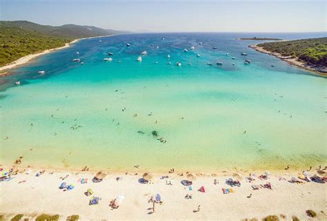 Kroatijos paplūdimys su akmenukais ir skaidriu vandeniu