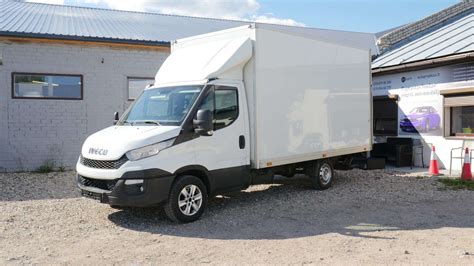 Įvairūs krovininiai automobiliai, sunkvežimiai ir furgonai, iliustruojantys automobilių transporto įvairovę