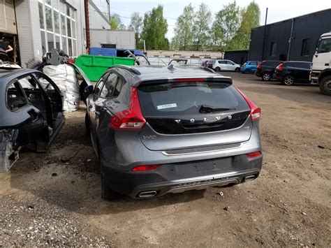Volvo V40 priekinio bamperio pažeidimų pavyzdžiai