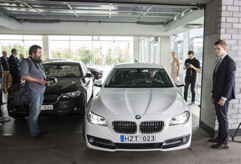 Interjeras BMW atstovybės salone, demonstruojantis naujus automobilius