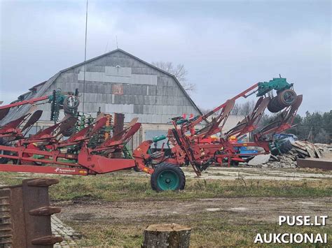 Tematinė nuotrauka: Sukov pusiau pakabinamas apverčiamas plūgas ArcoAgro 140 transportavimo metu