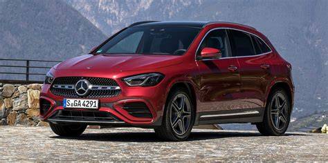 Mercedes-Benz GLA 250 išorės vaizdas su LED žibintais