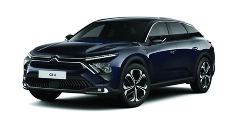 automobilis citroen c5 važiuojantis per salelę