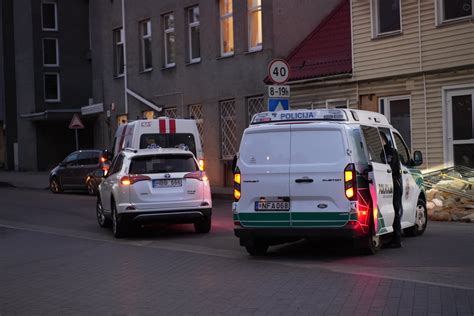Policijos automobiliai ir greitosios pagalbos mašinos eismo įvykio vietoje
