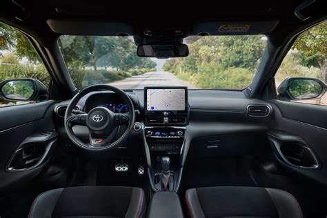 Toyota Yaris interjero nuotrauka su prietaisų skydeliu