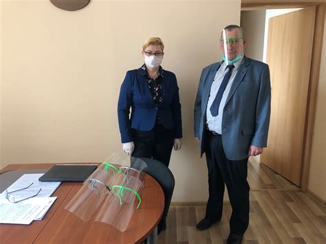 schematinis brėžinys, vaizduojantis apsaugines priemones nuo besisukančių mašinų dalių skeveldrų