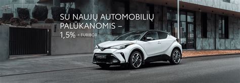 Teminė nuotrauka su Toyota automobiliu, kuris parkuojasi