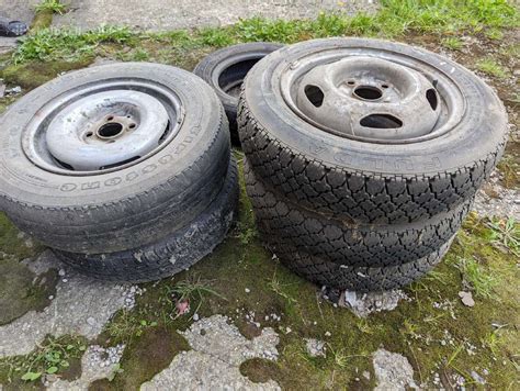 Thematinė nuotrauka su automobilio ratlankiais ir dangteliais