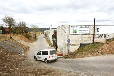 Teminė nuotrauka, vaizduojanti kelio ženklą prie garažų įvažiavimo