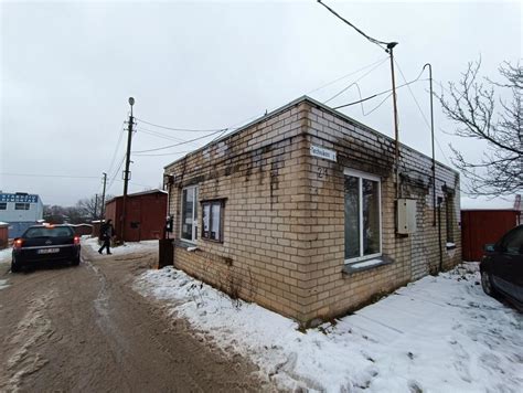 Nuotrauka, vaizduojanti garažų masyvą, kuriame buvo rasta pagrobta mergaitė
