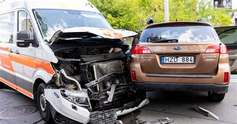 automobilis su pamestu ratu ir iškeliamomis kibirkštimis
