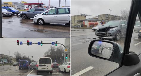 Avarijos vieta, apgadinti automobiliai, gelbėtojai