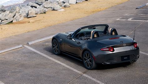Nuotrauka, demonstruojanti Mazda MX-5 priekinius LED žibintus ir dienos žibintus