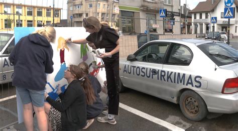 Nuotrauka: juokinga autoavarija su senais ir naujais automobiliais