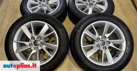 Audi A4 su žieminėmis padangomis ant snieguoto kelio