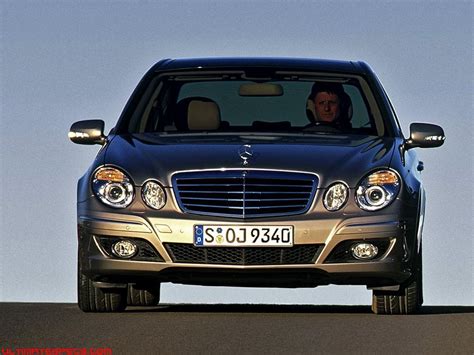 Teminė nuotrauka su Mercedes-Benz W211 E-Class