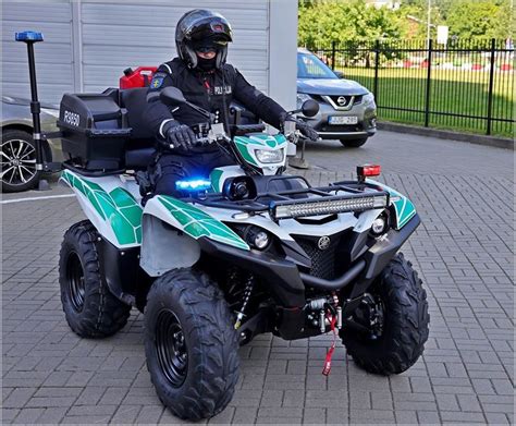 Policijos ekipažas ir sudužęs keturratis motociklas avarijos vietoje